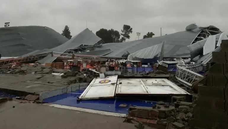 Por el fuerte temporal se derrumbó el techo del club Bahiense del Norte