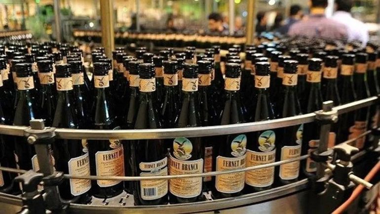 Por un conflicto, podría faltar fernet en todo el país