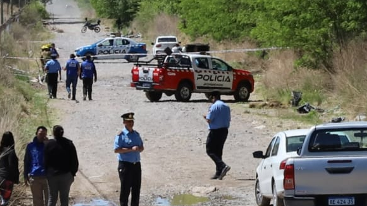 Hallan un cuerpo dentro de un auto incendiado en barrio Valentina