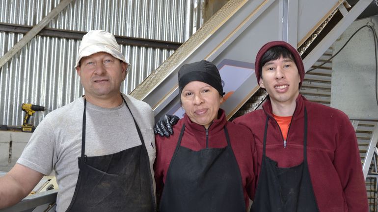 Tadeo, Luzmila y Divaio en una mañana de trabajo en la chacra donde producen frutos secos para Nogallia.