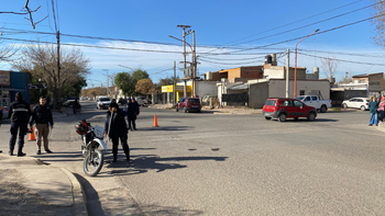 Un accidente de tránsito fue protagonizado por un auto y una motocicleta con tres ocupantes en Cipolletti.