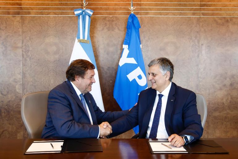 El Gobernador Alberto Weretilneck y el CEO de YPF, Horacio Marín firmaron el acuerdo el 23 de enero.