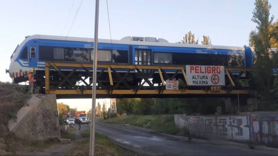 Sin servicio en el Tren del Valle este lunes por un nuevo choque al puente ferroviario. (Foto: archivo) | LMCipolletti.com Sin servicio en el Tren del Valle este lunes por un nuevo choque al puente ferroviario. (Foto: archivo)