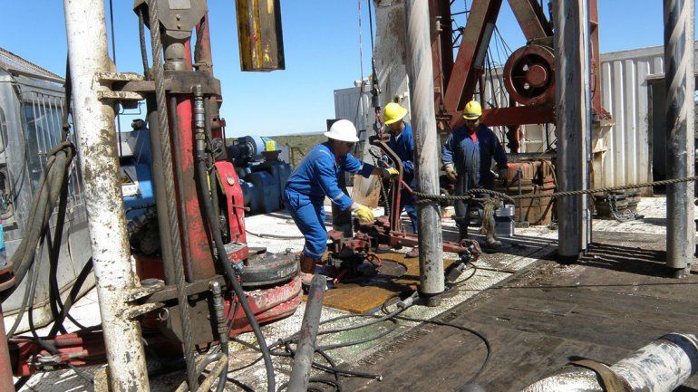 Tensión por los despidos en el sector petrolero