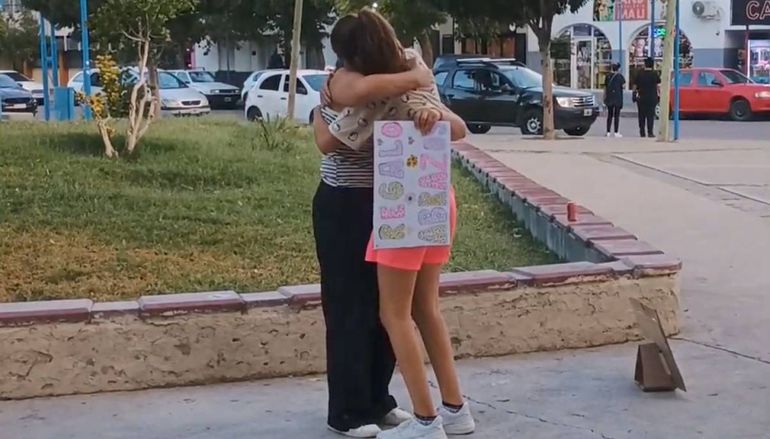 Una tarde de abrazos en la plaza del centro.