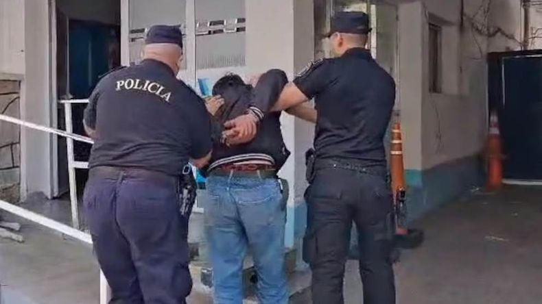 Luego del ataque de furia, el agresor fue detenido por la policía.