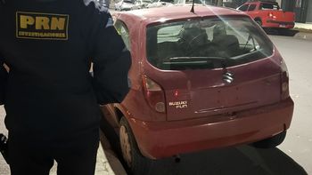El el auto Suzuki Fun recuperado por la Policía. Su dueño había denunciado que se lo robaron dos asaltantes armados cuando estaba en una plaza. 