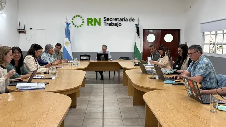 El Gobierno de Río Negro propuso en la última paritaria, bonos de hasta $200 mil en dos tramos para los docentes. El Gobierno de Río Negro propuso en la última paritaria, bonos de hasta $200 mil en dos tramos para los docentes.