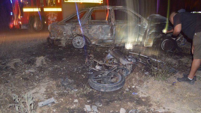 El auto Ford Sierra y la moto quedaron destruidos por el fuego.