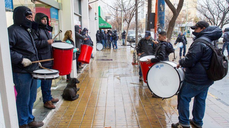 Los municipales volvieron a protestar ayer bajo la lluvia.