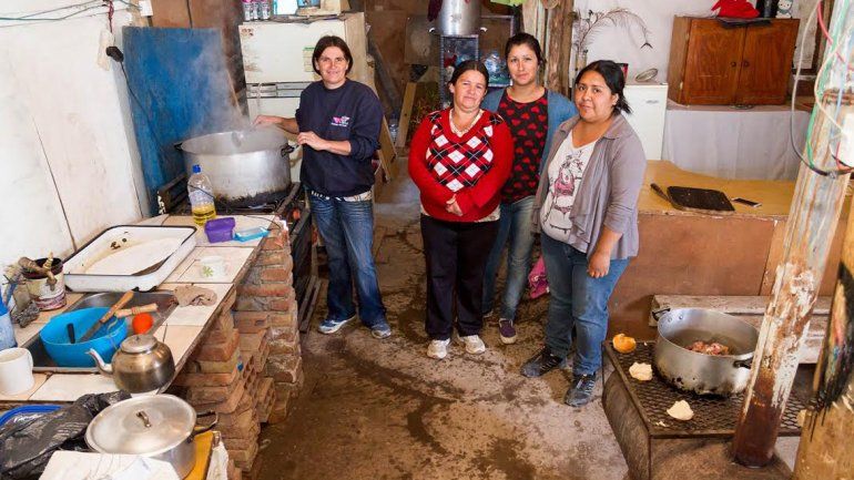En los barrios más carenciados la gente se organiza para poder comer.