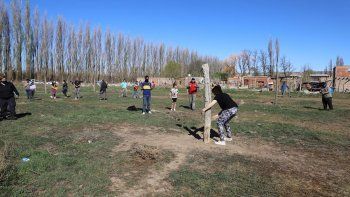 tension y bronca por la usurpacion de una chacra en allen
