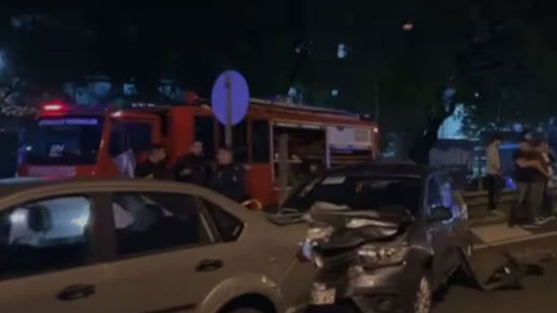 Personal médico y policial trabajó durante horas en el lugar del choque, donde murió un hombre y hubo varios heridos. | LMCipolletti.com Personal médico y policial trabajó durante horas en el lugar del choque, donde murió un hombre y hubo varios heridos.