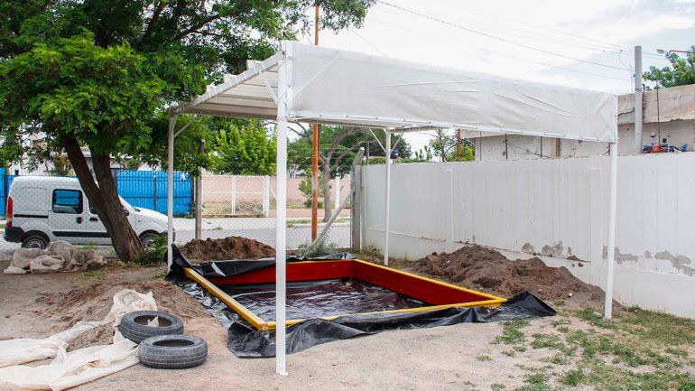 Alumnos técnicos le construyeron un arenero a un jardín