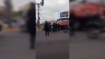 sirenas, bocinazos y un fuerte accidente de transito en avenida mosconi: el motivo poco feliz