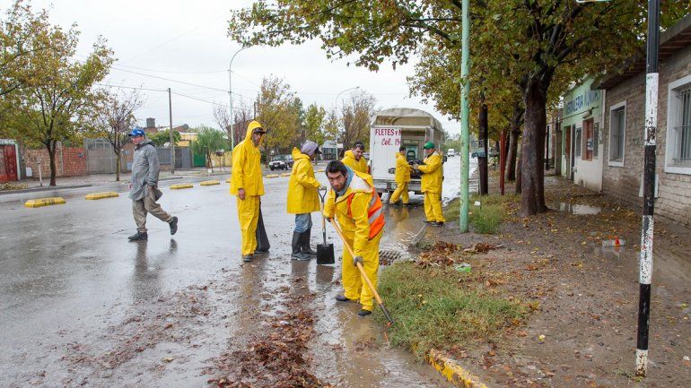Los empleados municipales recorrieron todas las bocas de tormenta.
