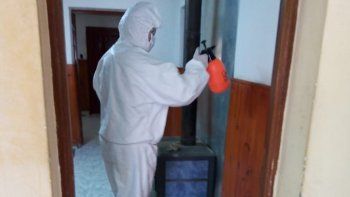 desinfectan las comisarias y entregan insumos
