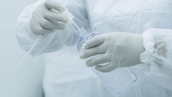 Científicos se dedican a fabricar alcohol en gel