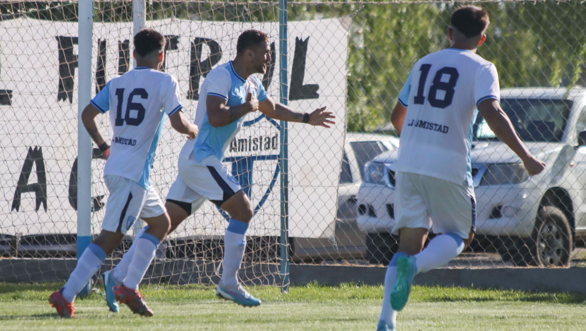 La Amistad derrotó 2 a 1 a Catriel con el gol decisivo de Solís. Fotos: Anahí Cárdena&nbsp;