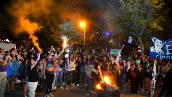 Hubo quemas en protesta contra los personajes detestables y una movilización multitudinaria. Foto Antonio Spagnuolo.