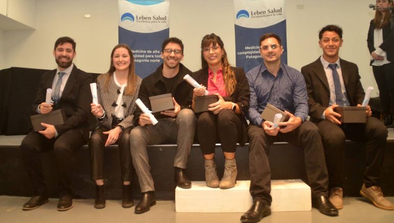 Los nuevos especialistas recibieron sus diplomas.