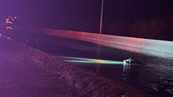 La camioneta donde quedó atrapada la nena fue encontrada por las autoridades sumergida parcialmente en un canal de riego.