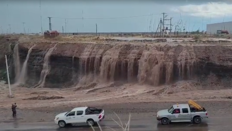 Por la tormenta se formó una tremenda cascada en Añelo