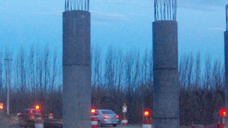 La obra contempla columnas y murallas para levantar la ruta.