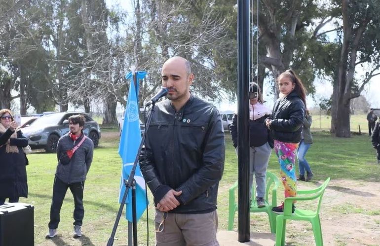 Abel Pintos abrió su jornada solidaria entonando el Himno Nacional Argentino.