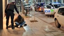 El sujeto fue detenido en el centro de Cipolletti. Tenía varios elementos robados de vehículos estacionados. Un vecino fue clave para que lo atrape la policía. El sujeto fue detenido en el centro de Cipolletti. Tenía varios elementos robados de vehículos estacionados. Un vecino fue clave para que lo atrape la policía.