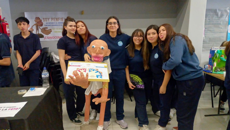 Mariagracia contó con la colaboración de sus compañeras y de su mamá Raquel para crear el Muñeco. Mariagracia contó con la colaboración de sus compañeras y de su mamá Raquel para crear el Muñeco.