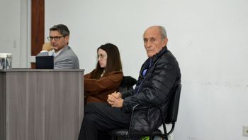 Bergallo, de campera negra, junto a su abogado defensor. 