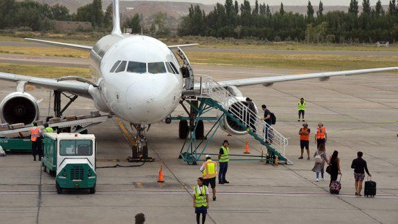 Reinstauran las tarifas aéreas mínimas para el cabotaje