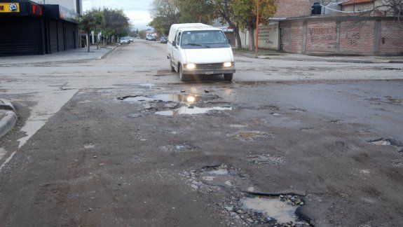 Las calles de la ciudad parecen campos minados en la gran mayoría de los barrios, ya sean de tierra o pavimentadas. Andar en auto se convirtió en una odisea.