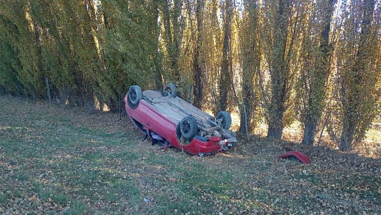 Ruta 151: le fallaron los frenos y volcó su auto