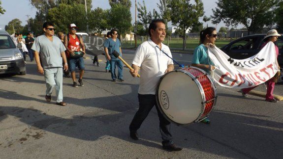 Trabajadores de salud marcharon contra los atrasos salariales