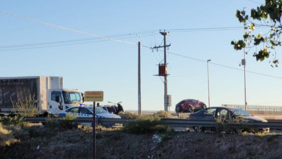 Lo encandiló el sol y terminó montado al muro de contención