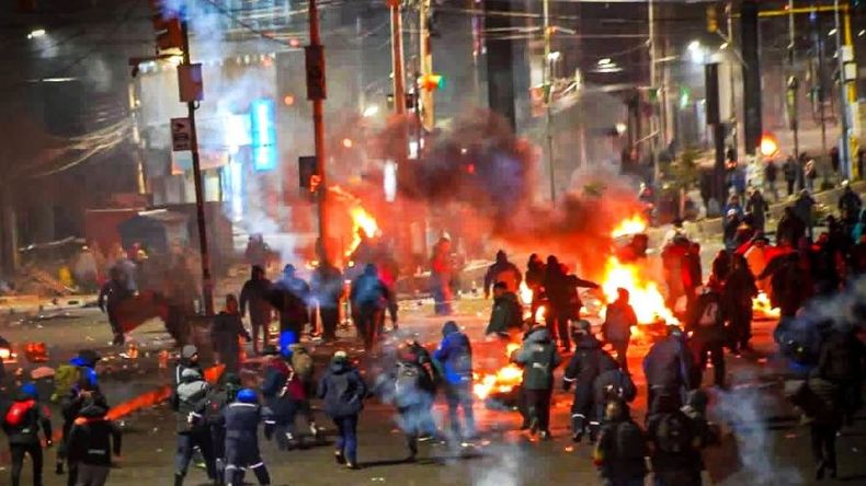 Ante la escalada de violencia que persite en Bolivia, el Presidente Rodrigo Paz analiza endurecer las medidas contra los manifestantes.