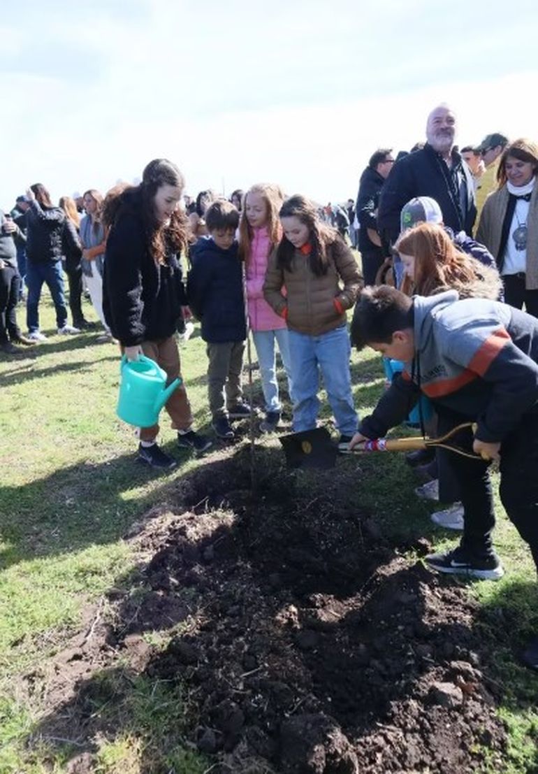 Cada uno de los 300 niños de escuelas rurales de la zona tuvo la posibilidad de plantas al menos un árbol.