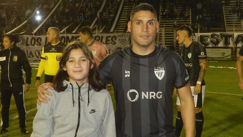 Henry Sáez junto a su hija en la previa del partido entre Cipolletti y Sol de Mayo. Fotos: gentileza Leo Sánchez, Cipo Pasión 