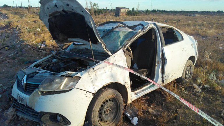 Un taxista murió en Centenario tras volcar y salir despedido del auto