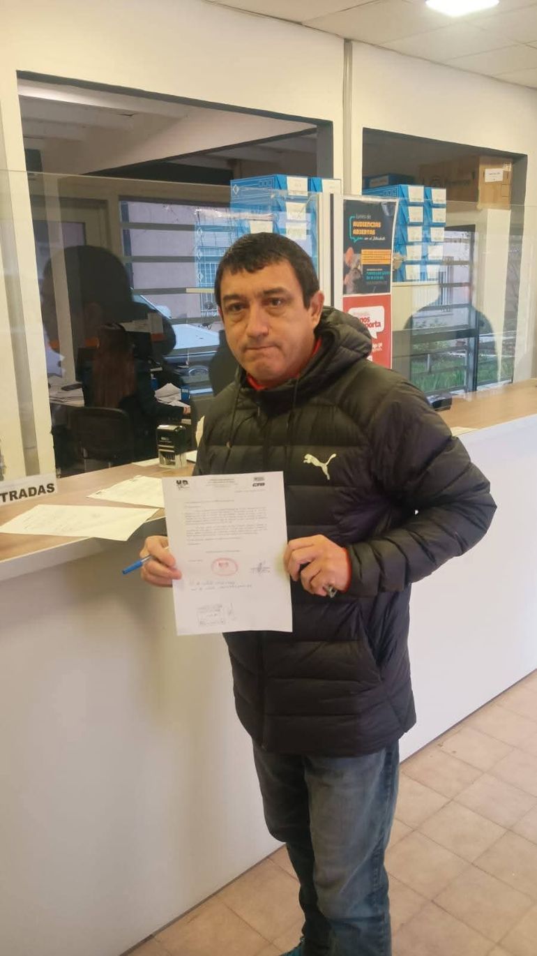 El referente de la UnTER Cipolletti, Fabián Oliva, presentó en el Municipio de Fernández Oro un pedido de audiencia con el intendente Gustavo Amati, con objeto de evaluar la posibilidad de loteos de tierras a valores accesibles para los docentes.