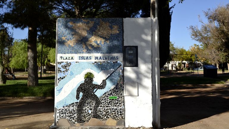Una artista cipoleña decidió homenajear a los ex combatientes de Malvinas con un mural hecho en mosaico sobre la plaza Islas Malvinas.
