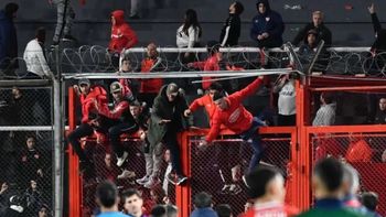 Independiente - Universidad de Chile se suspendió en medio de un escándalo.