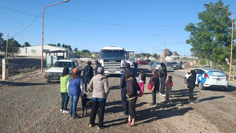 Vecinos de Balsa Las Perlas cortaron el acceso esta mañana a camiones de áridos por reclamos de obras de agua.