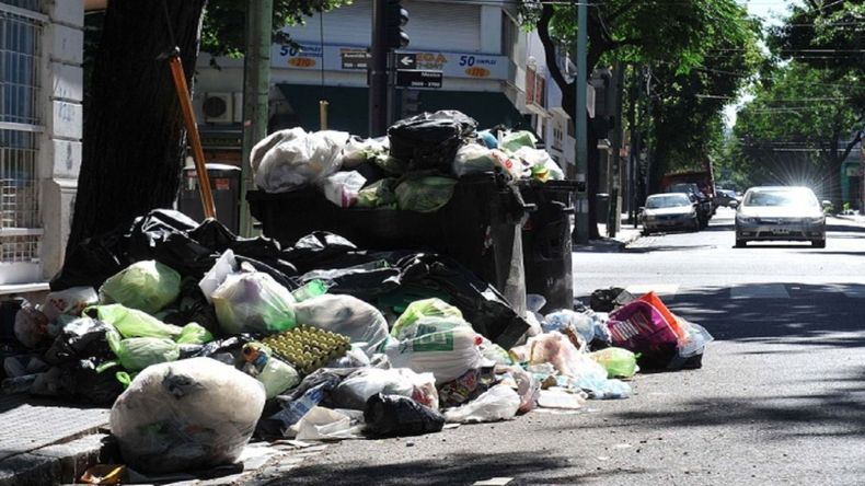 Por un conflicto gremial, la Ciudad de Buenos Aires está cubierta de basura. Foto Perfil.