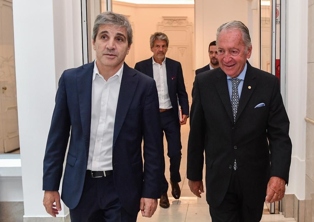 Luis Caputo y Daniel Funes de Rioja, en la sede de la UIA