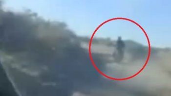 atado con un cable al cuello, arrastro a un perro con su moto