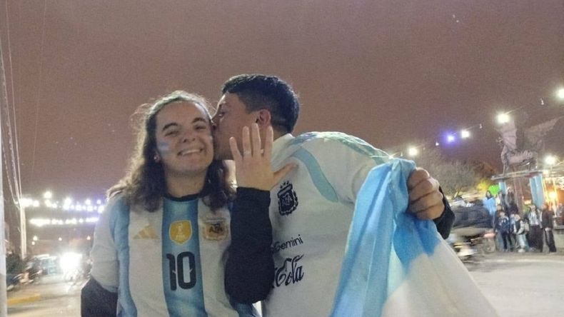 Mientras vecinos salían tras la final del partido de Argentina - España, una joven pareja se robó todas las miradas con una escena de película.