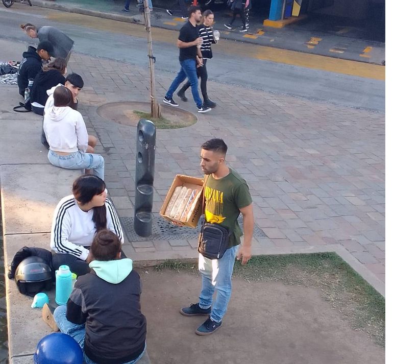 Lucas en plena venta callejera en Córdoba capital. Lucas en plena venta callejera en Córdoba capital.
